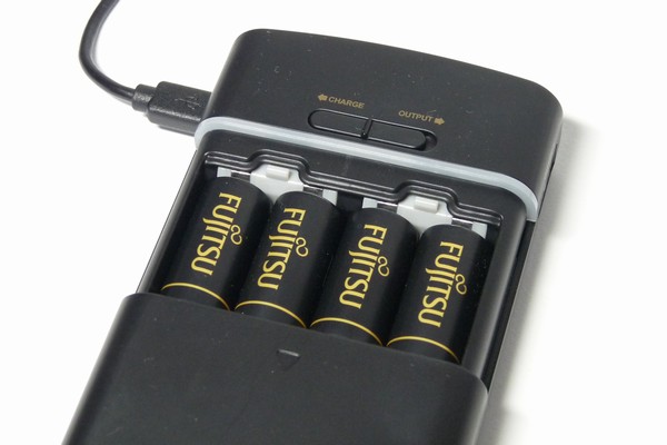 単３／単４ニッケル水素充電池をUSBで充電、モバイルバッテリーにもなってアルカリ電池からのスマホ充電もOKな頼もしいやつ。