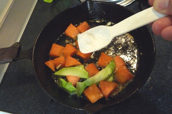 SiSO-LAB☆ニトスキ！オーブン使わずにギュウギュウ焼き。鶏肉と野菜たっぷり。ブロッコリーの芯もおいしいよ。