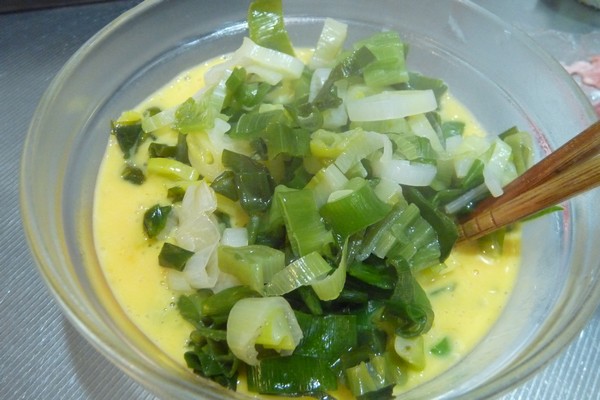 SiSO-LAB☆ニトスキ！とん平焼き風オムレツ。卵液と焼いたネギを混ぜます。