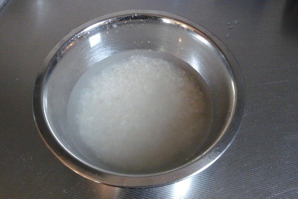 SiSO-LAB☆まいんちゃんのバンバンジーごはん。まずはお米を水に浸ける。