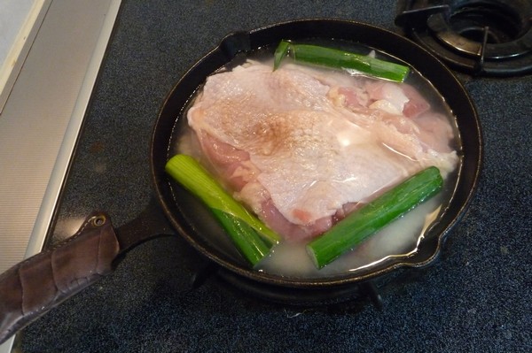 SiSO-LAB☆まいんちゃんのバンバンジーごはん。鶏肉と長ネギを乗せてご飯を炊くよ。