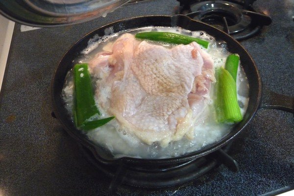 SiSO-LAB☆まいんちゃんのバンバンジーごはん。鶏肉と長ネギを乗せてご飯を炊くよ。