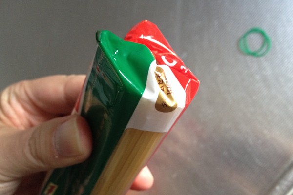 SiSO-LAB☆使いかけのスパゲティ袋を輪ゴム１本でうまく閉じる方法。
