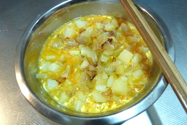SiSO-LAB☆熱い玉ねぎとジャガイモを溶き卵に混ぜるとフワっとなるね。