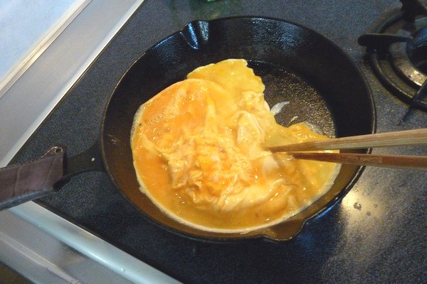ニトスキ！ふわとろ卵のチリ鶏親子鍋。卵も簡単にふわとろに焼けるね。
