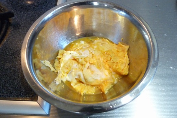 ニトスキ！ふわとろ卵のチリ鶏親子鍋。卵も簡単にふわとろに焼けるね。