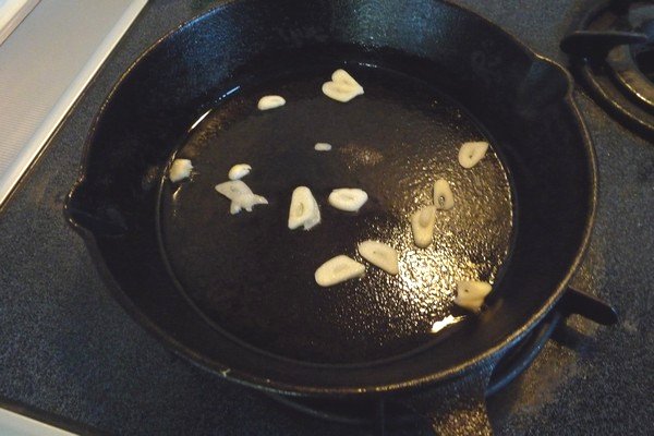 ニトスキ！ふわとろ卵のチリ鶏親子鍋。スキレットで鶏もも肉を焼くよ。