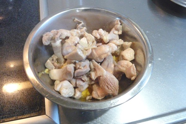 ニトスキ！ふわとろ卵のチリ鶏親子鍋。スキレットで鶏もも肉を焼くよ。