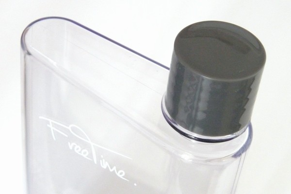 百均浪漫◆ボディバッグにスルっと入る！スリムボトル（約350mL）。パッキンも付いてるよ。 ＠100均 ダイソー