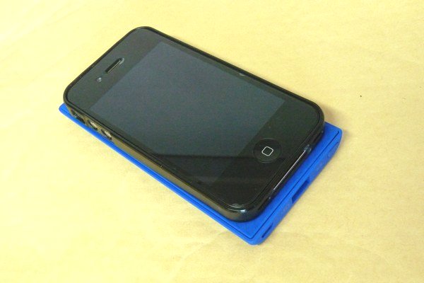 SiSO-LAB☆Anker PowerCore Slim 5000。手にフィット、iPhoneと重ねて充電。iPhone4と比較。
