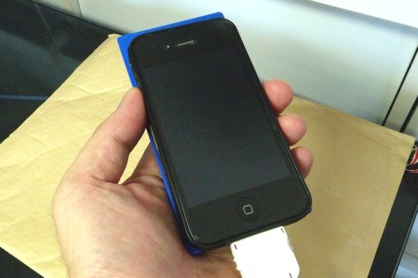 SiSO-LAB☆Anker PowerCore Slim 5000。手にフィット、iPhoneと重ねて充電。iPhone4を充電。