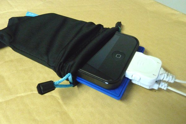 SiSO-LAB☆Anker PowerCore Slim 5000。手にフィット、iPhoneと重ねて充電。付属の収納袋。