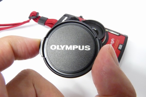 OLYMPUS TG-5、レンズキャップを無くさないようにエツミ インナー 
