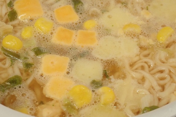 SiSO-LAB☆日清チキンラーメンどんぶりトリプルチーズ。調理中。