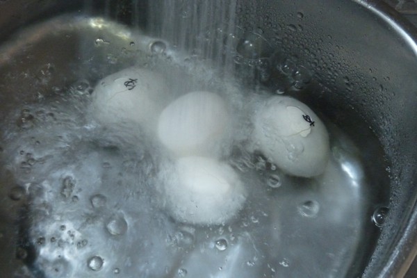 SiSO-LAB☆ダイソーたまごプッチン穴あけ器で上手にゆで卵実験。さっと冷やそう。