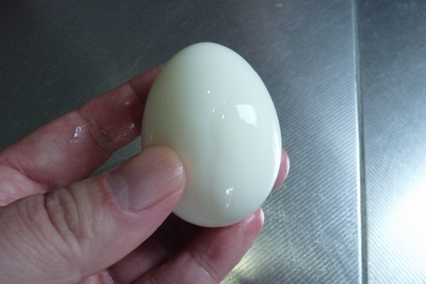 SiSO-LAB☆ダイソーたまごプッチン穴あけ器で上手にゆで卵実験。穴あき卵、期待通りにキレイに殻がむけた。