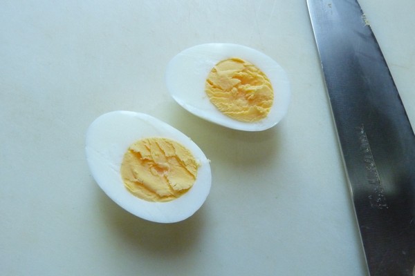 SiSO-LAB☆ダイソーたまごプッチン穴あけ器で上手にゆで卵実験。ゆで卵を半分に切る。