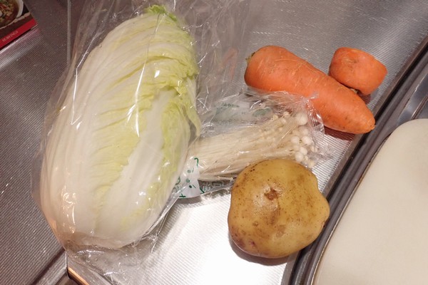 SiSO-LAB☆100均食材多用の簡単ブイヤベース風鍋。野菜も適当なあまりもの。