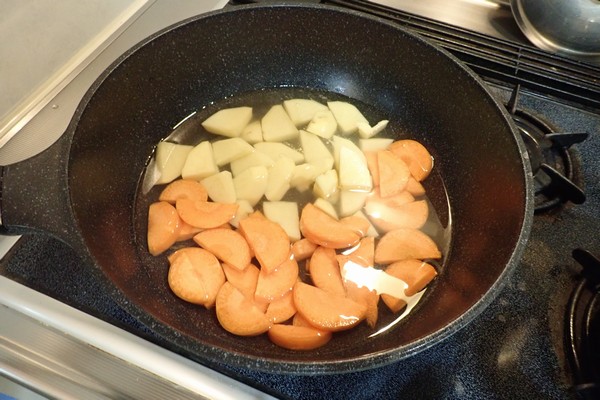 SiSO-LAB☆100均食材多用の簡単ブイヤベース風鍋。ジャガイモとニンジンは先に茹でよう。