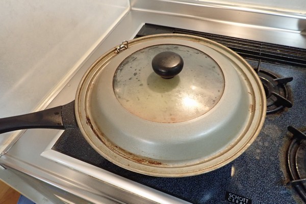 SiSO-LAB☆100均食材多用の簡単ブイヤベース風鍋。野菜がクタクタするまで煮るよ。