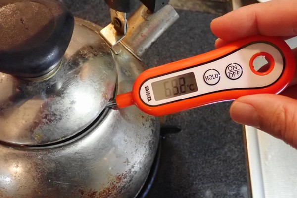SiSO-LAB☆タニタ・スティック温度計 TT-533。お湯を沸騰させて温度測定。