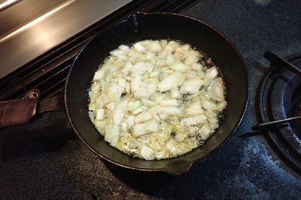 SiSO-LAB☆ニトスキ！トマトローズのスパニッシュオムレツ。玉ねぎをオリーブオイルで煮ます。