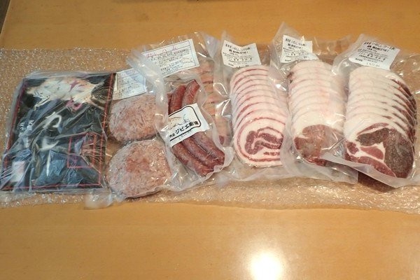 SiSO-LAB☆ふるさと納税 佐賀県唐津市 猪肉と猪肉加工品詰合せ。中身一覧写真。