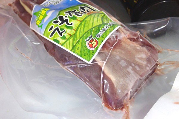SiSO-LAB☆ふるさと納税 北海道白糠町 鹿肉ブロック。ロース300g解凍中。