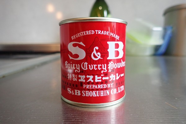SiSO-LAB☆ふるさと納税 カレー粉で作ったカレーで猪肉堪能。Ｓ＆Ｂ赤缶カレー粉。