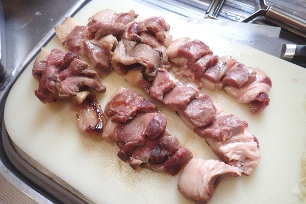 SiSO-LAB☆ふるさと納税 カレー粉で作ったカレーで猪肉堪能。ロース肉、一旦冷ましてカット。