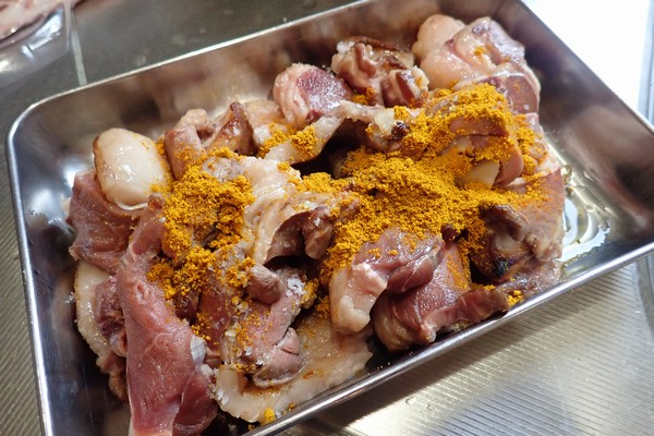 SiSO-LAB☆ふるさと納税 カレー粉で作ったカレーで猪肉堪能。ロース肉、カレー粉、塩をまぶす。