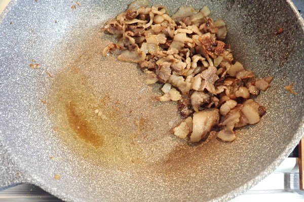 SiSO-LAB☆ふるさと納税 カレー粉で作ったカレーで猪肉堪能。猪のバラ肉スライス。じっくり焼いて脂を出す。