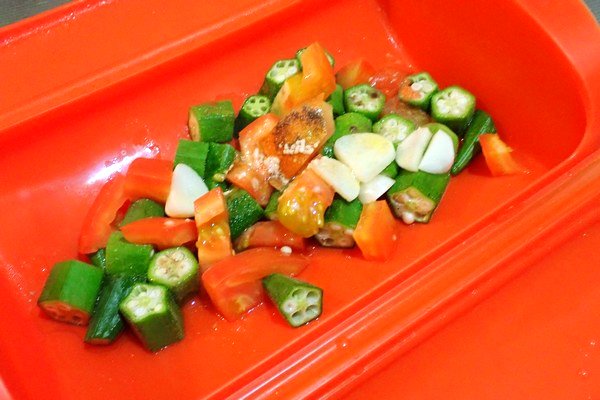 SiSO-LAB☆台湾 味の素 ほんだし（烹大師） ホタテ風味（干貝風味）。いろいろな料理に使ってみたよ。シリコン調理器で手抜きオクラトマト。