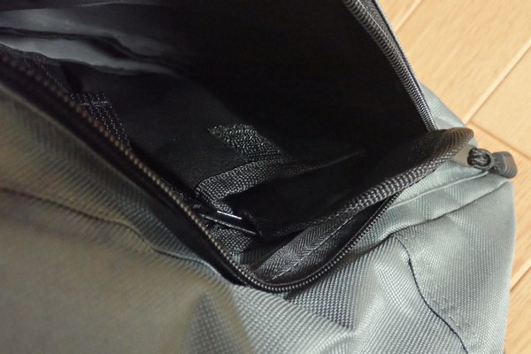 SiSO-LAB☆キャンパーズコレクション リュックチェア CLSB-01。フロントポケットにもスマホ用と思われる内部ポケット。