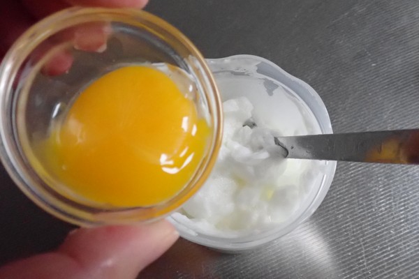 SiSO-LAB☆100均ダイソーグッズでモンサンミッシェル風のふわふわオムレツを作る。ふわ泡ホイッパー。メレンゲに卵黄を混ぜるよ。