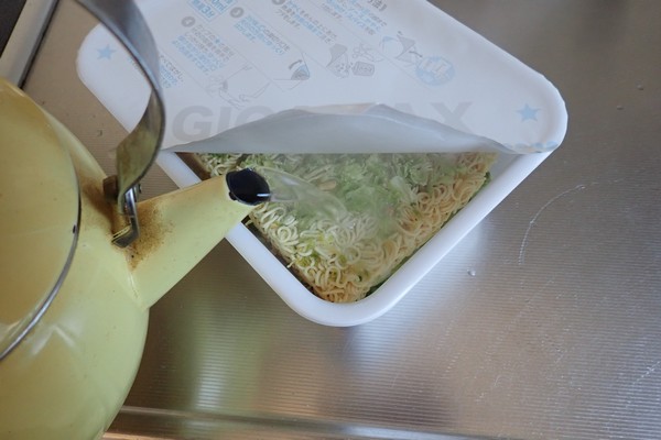 SiSO-LAB☆ペヤング ソース焼きそば 超超超大盛GIGAMAX。お湯を注ぎます。