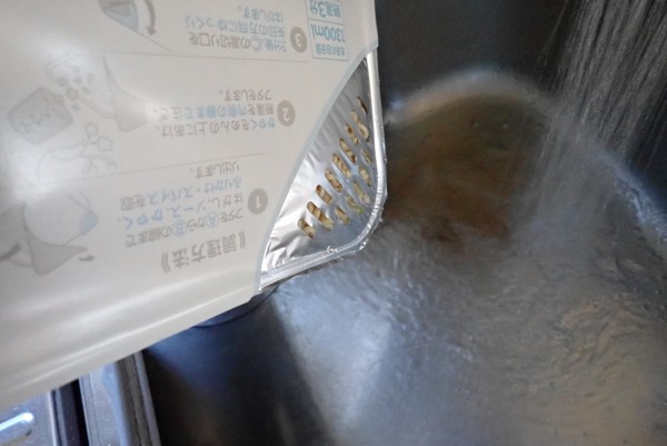 SiSO-LAB☆ペヤング ソース焼きそば 超超超大盛GIGAMAX。お湯を捨てるときはシンクを炒めないように水を流しながら…。