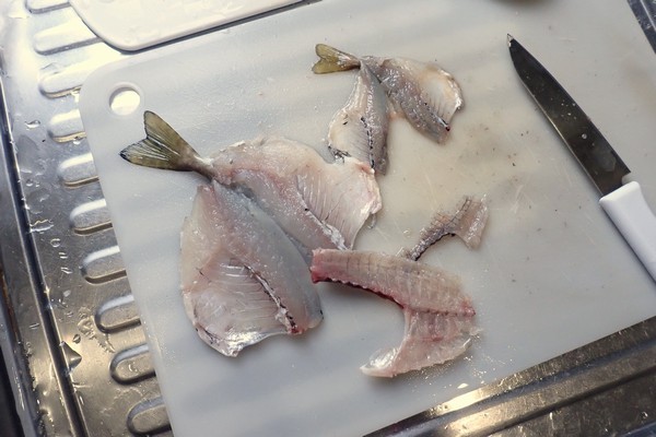 SiSO-LAB☆100均小出刃包丁で魚を三枚おろし。でも小魚なので包丁も小型。