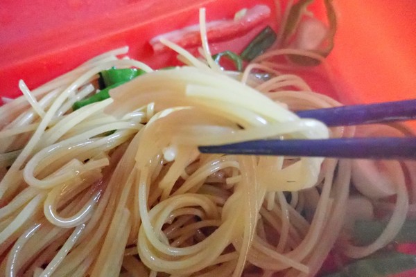SiSO-LAB☆電子レンジ＋水浸けパスタで時短調理。オリーブオイルを先に入れないと、スパゲッティがくっつく。