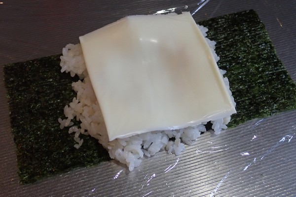 SiSO-LAB☆増量おにぎらず、海苔１枚で大きく作ってみるよ。さらに御飯に贅沢にもチーズ乗せるよ。