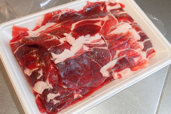 SiSO-LAB☆長崎県川棚町の天然猪肉1kgスライスで牡丹すき焼き。500g猪肉スライス解凍中。