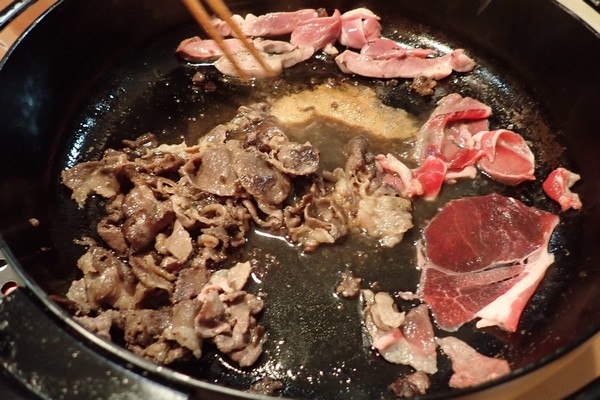 SiSO-LAB☆長崎県川棚町の天然猪肉1kgスライスで牡丹すき焼き。割下は黄金割合１：１：１。まずはお肉を焼いて割下。