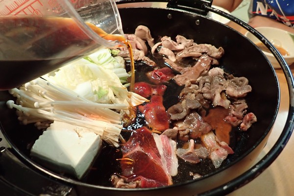 SiSO-LAB☆長崎県川棚町の天然猪肉1kgスライスで牡丹すき焼き。続いて鍋状態に。割下追加。