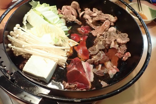 SiSO-LAB☆長崎県川棚町の天然猪肉1kgスライスで牡丹すき焼き。続いて鍋状態に。グツグツと。