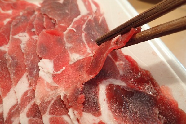 SiSO-LAB☆長崎県川棚町の天然猪肉1kgスライスで牡丹すき焼き。続いて鍋状態に。猪肉、半分まだ凍っていた。朝から冷蔵庫解凍では間に合わなかった様子。