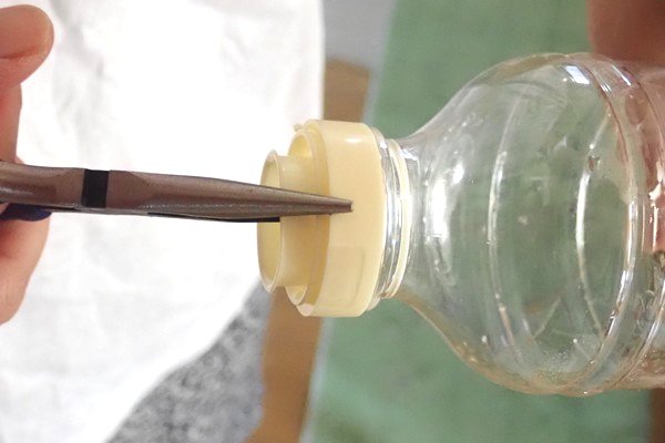 SiSO-LAB☆調味料のキャップとペットボトルを分離。キャップは端をペンチでつまむと外れるよ。