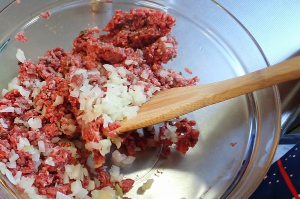 SiSO-LAB☆iふるさと納税ジビエ、シカ肉＆イノシシ肉合挽ミンチでハンバーグ。玉ねぎをみじん切り。玉ねぎ混ぜて。