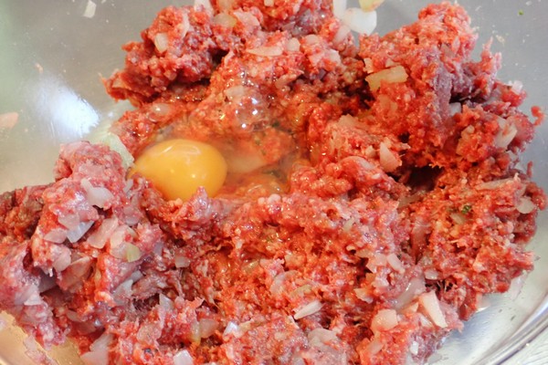 SiSO-LAB☆iふるさと納税ジビエ、シカ肉＆イノシシ肉合挽ミンチでハンバーグ。玉ねぎをみじん切り。生卵１つ。