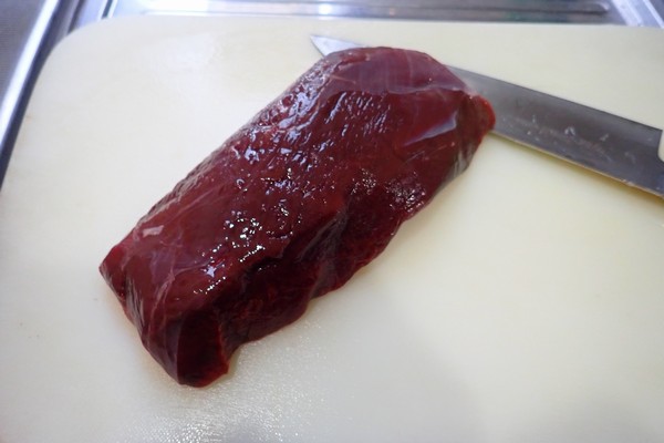 SiSO-LAB☆ふるさと納税・北海道稚内市の無添加 エゾ鹿 贅沢5点セット。ブロック肉は結構、色が濃いのでレバーみたい。