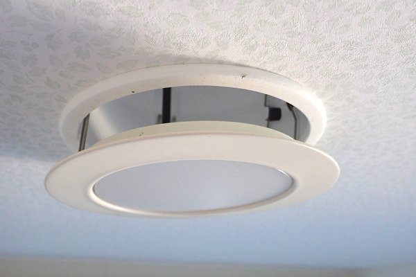 埋め込み型ダウンライト（天井埋め込み照明器具）の電球交換方法。